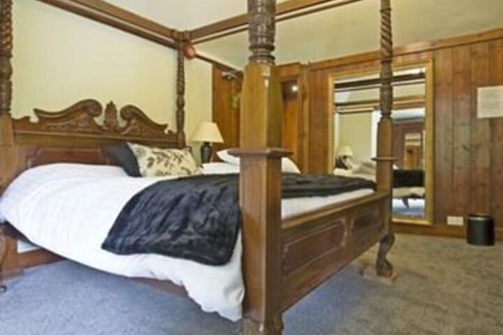 Room 9 of 30