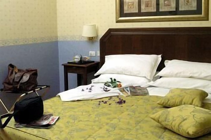 Room 35 of 142