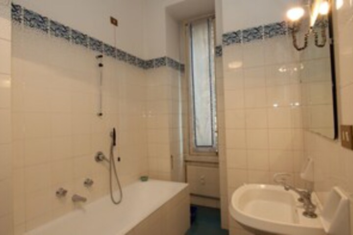 Room 5 of 16