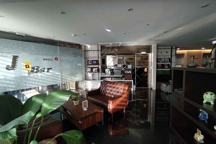 Lounge 54 of 68