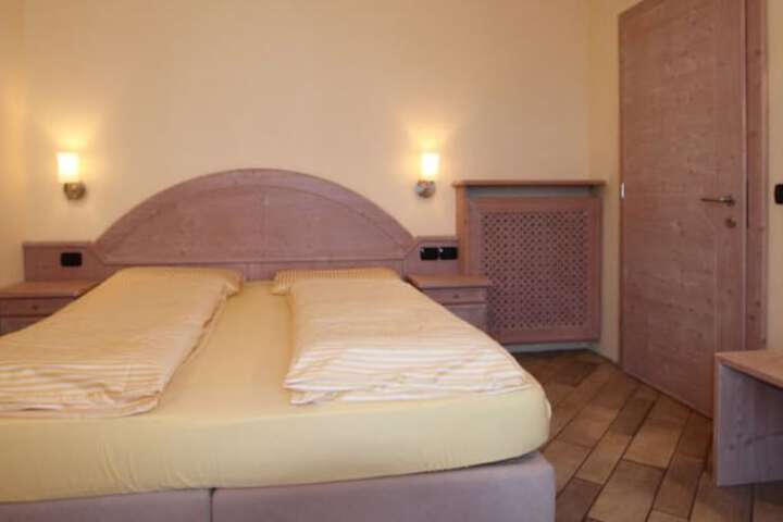Room 16 of 19