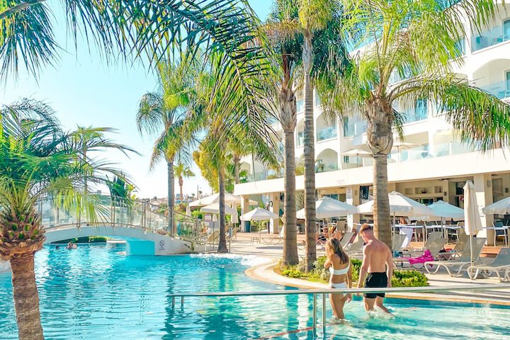 Hotel Pool