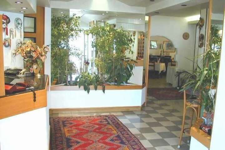 Entrance & Lobby
