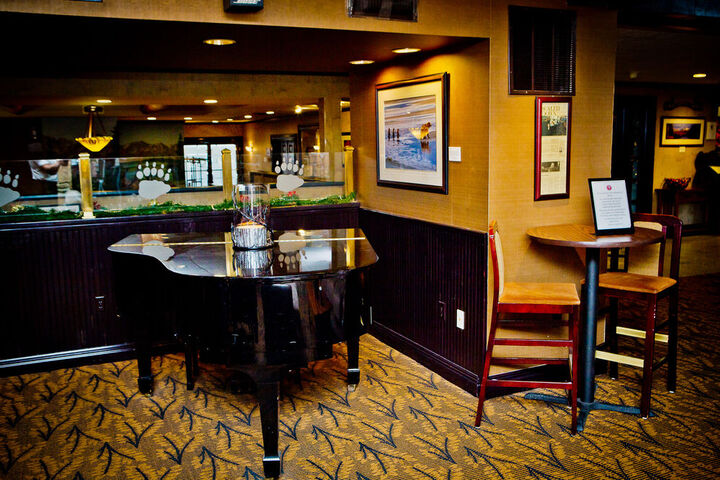 Lounge 26 of 48