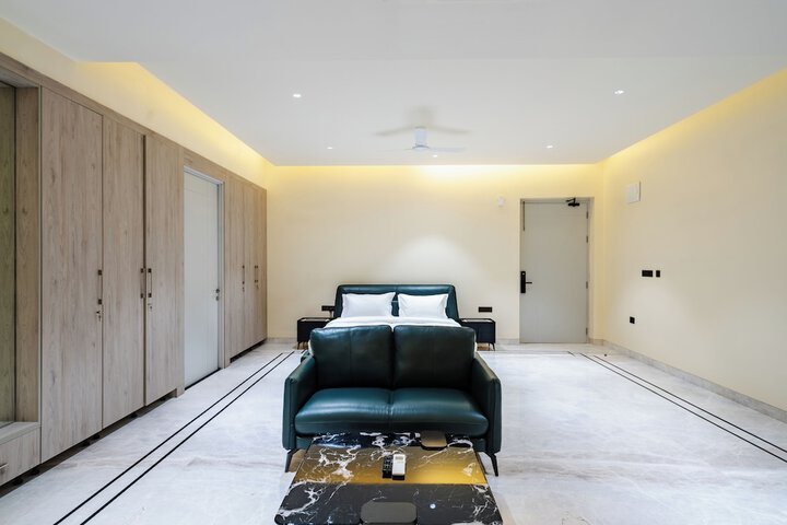 Room 6 of 9