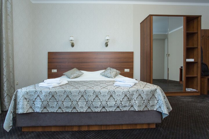 Room 8 of 11