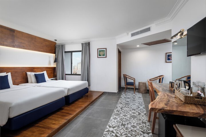 Room 5 of 16