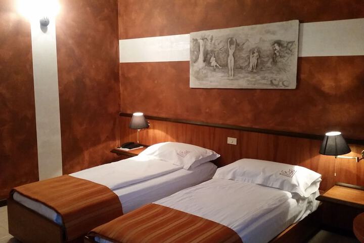 Room 3 of 84