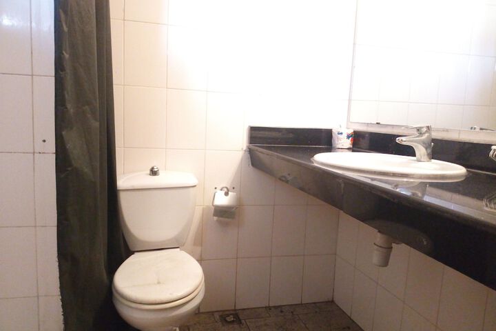 Room 32 of 43