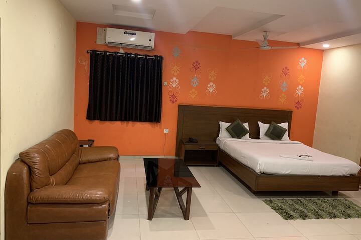 Room 6 of 9