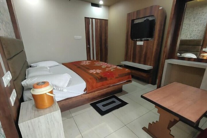 Room 6 of 10