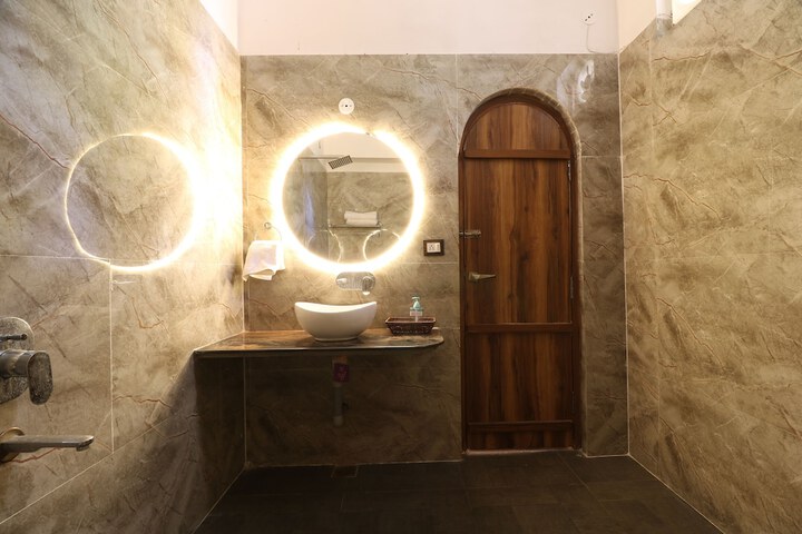 Room 13 of 21