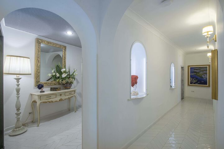 Ballroom/Hall 39 of 42