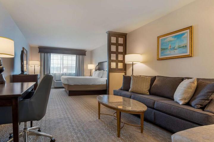 1 King Bed Sofa Bed Microwave and Refrigerator WiFi Full Breakfast (3 of 23)
