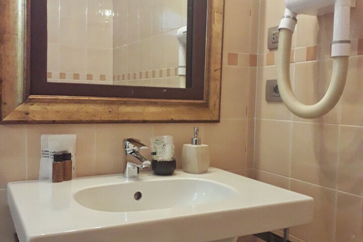 Room 21 of 27