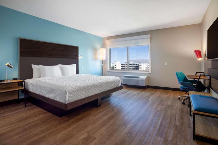 1 King Bed (2 of 7)