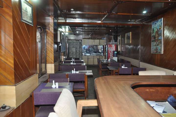 Lounge 10 of 12