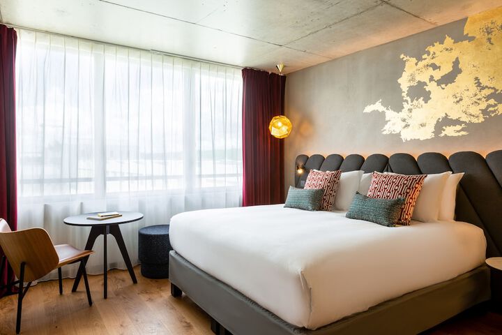 Room 4 of 109