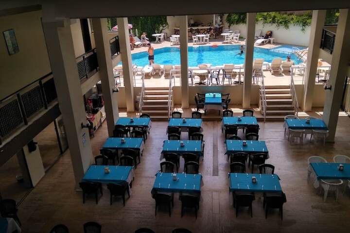 Dining 6 of 13