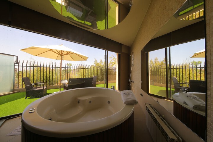 Jetted tub