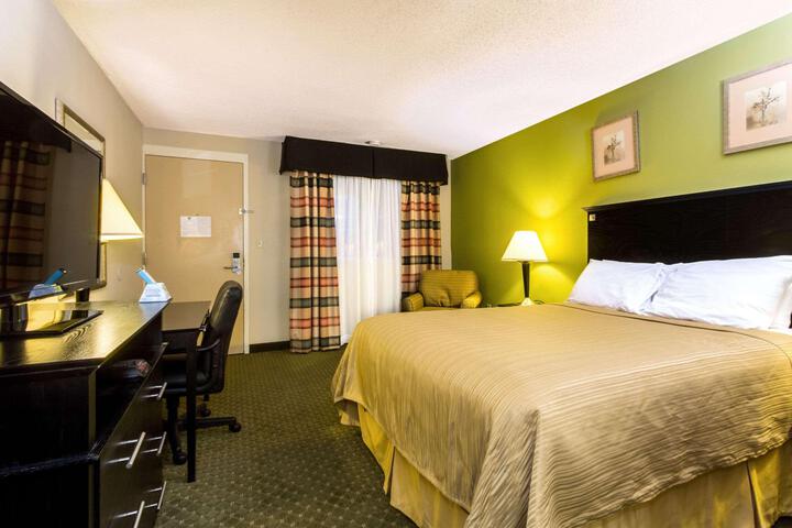 1 Queen Bed (6 of 6)