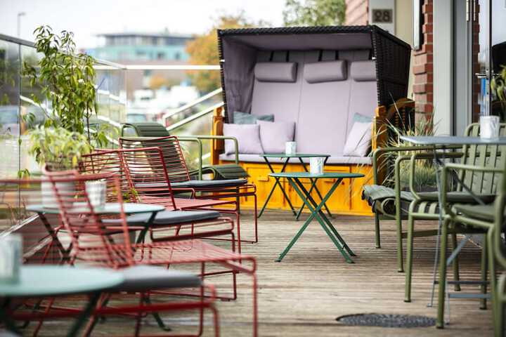 Lounge 79 of 131
