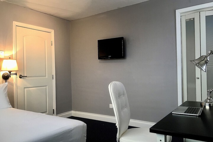 Room 4 of 10