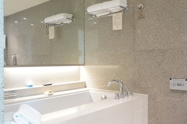 Deep soaking bathtub