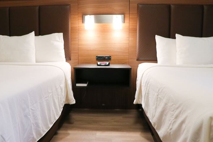 2 Queen Beds (9 of 10)