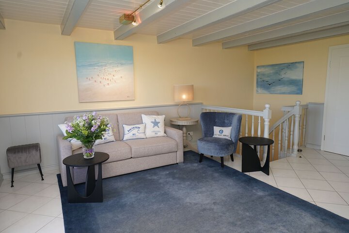 Lounge 11 of 16