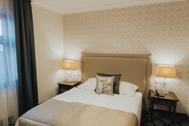 Room 6 of 17