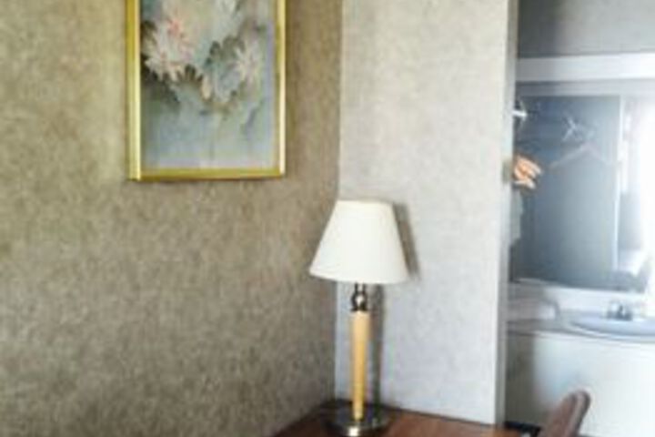 Room 5 of 12