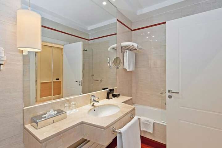 Room 13 of 25
