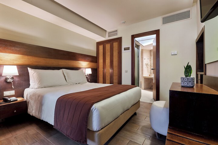 Room 27 of 142