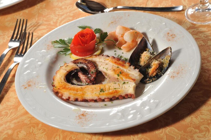 Dining 25 of 56