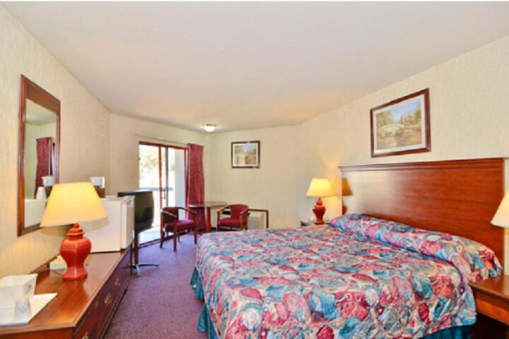 1 Queen Bed (4 of 7)