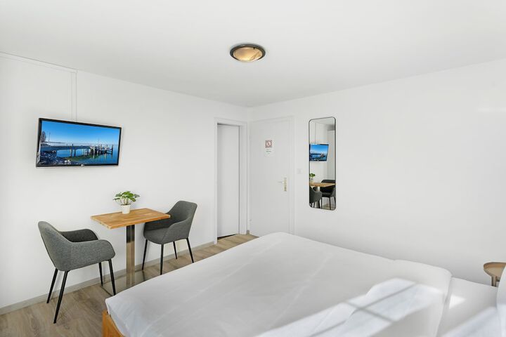 Room 33 of 62