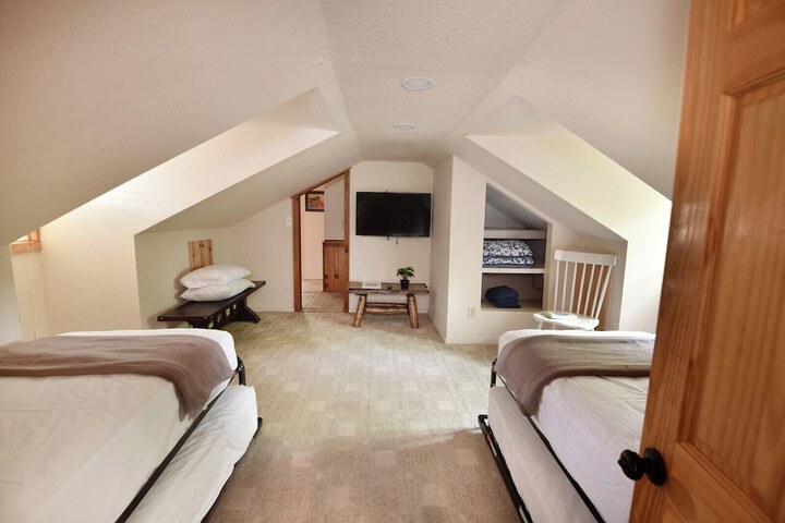 Room 44 of 143