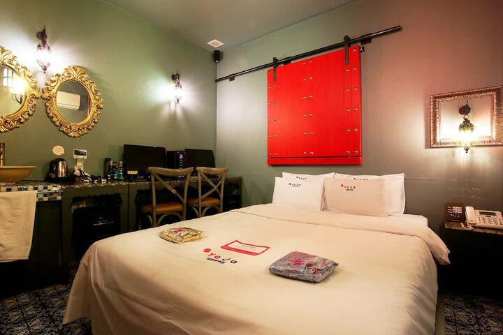 Room 6 of 11