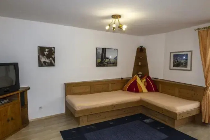 Room 4 of 16