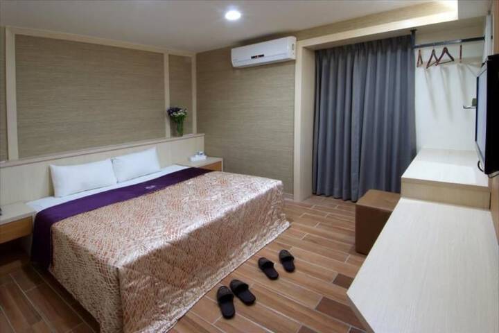 Room 6 of 9