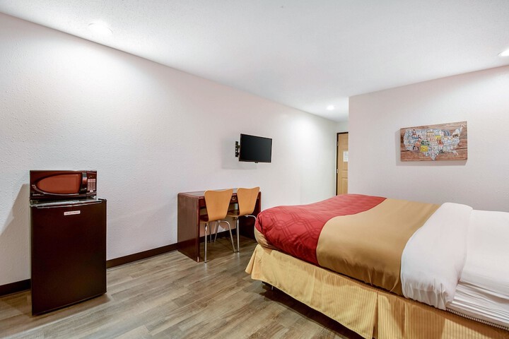 1 King Bed (4 of 8)