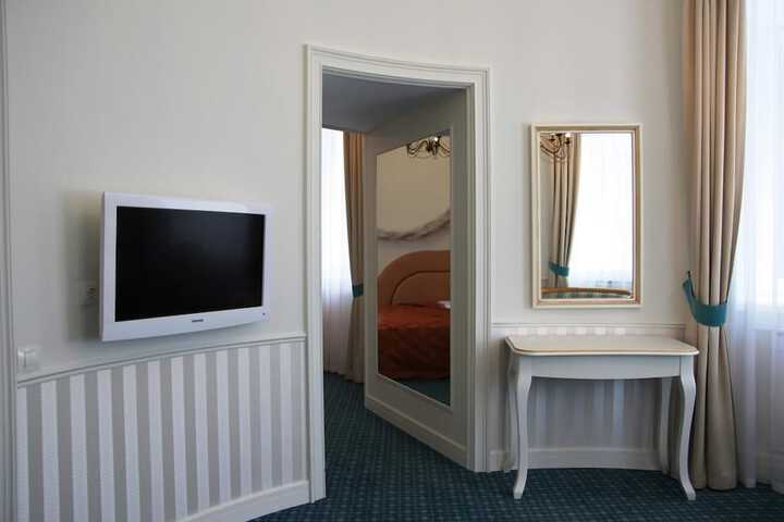 Room 13 of 90