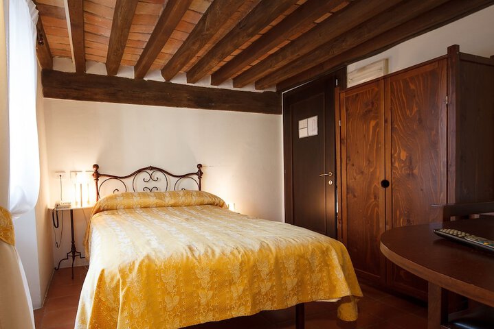 Room 8 of 33