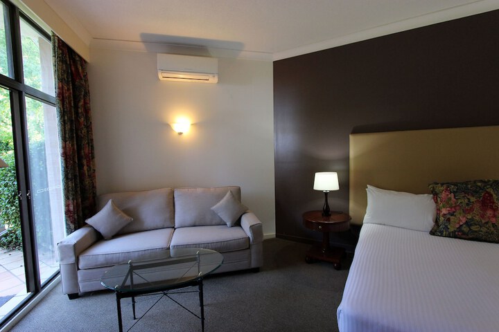 Room 6 of 112