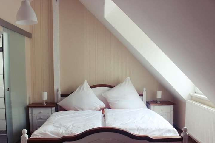 Room 4 of 7