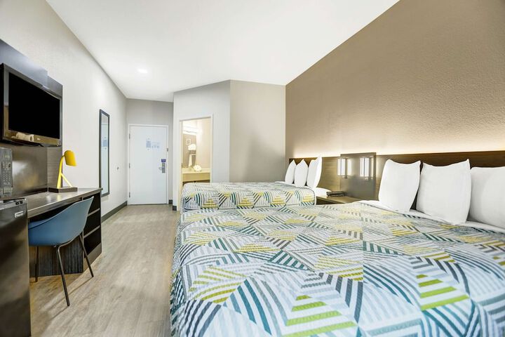 2 Queen Beds (7 of 8)