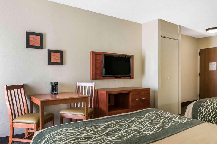 1 Queen Bed (8 of 8)