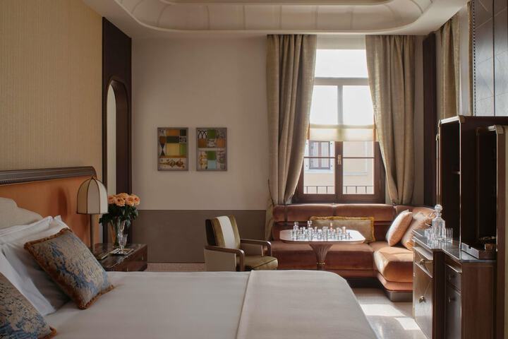Room 32 of 82