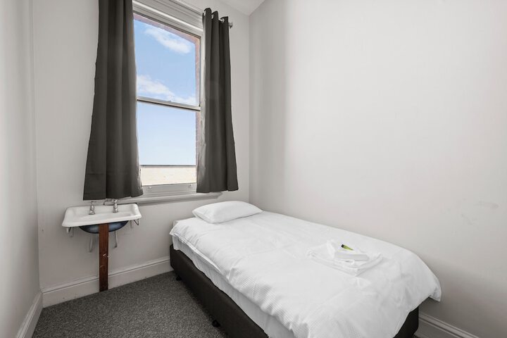 Room 6 of 17
